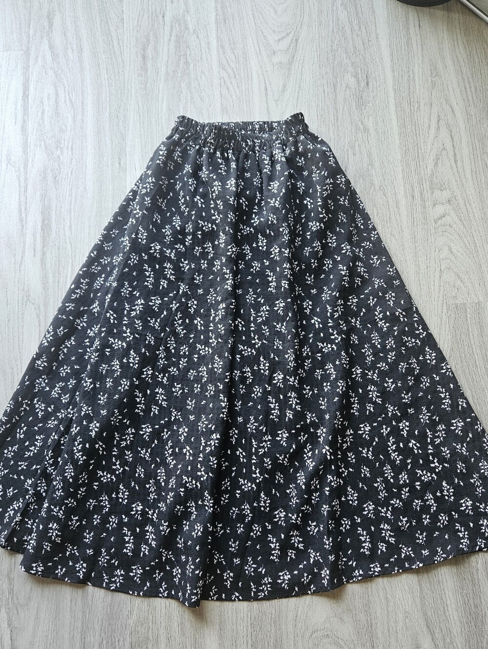Black Ivory Floral Print Elastic Waist Pleated A-line Skirt